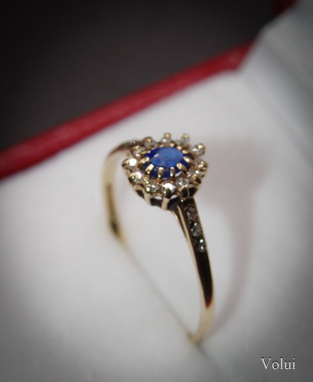 Beautiful 9 Carat Gold Blue Stone and White Sapphire Ring Pre-Owned Size N 1/2