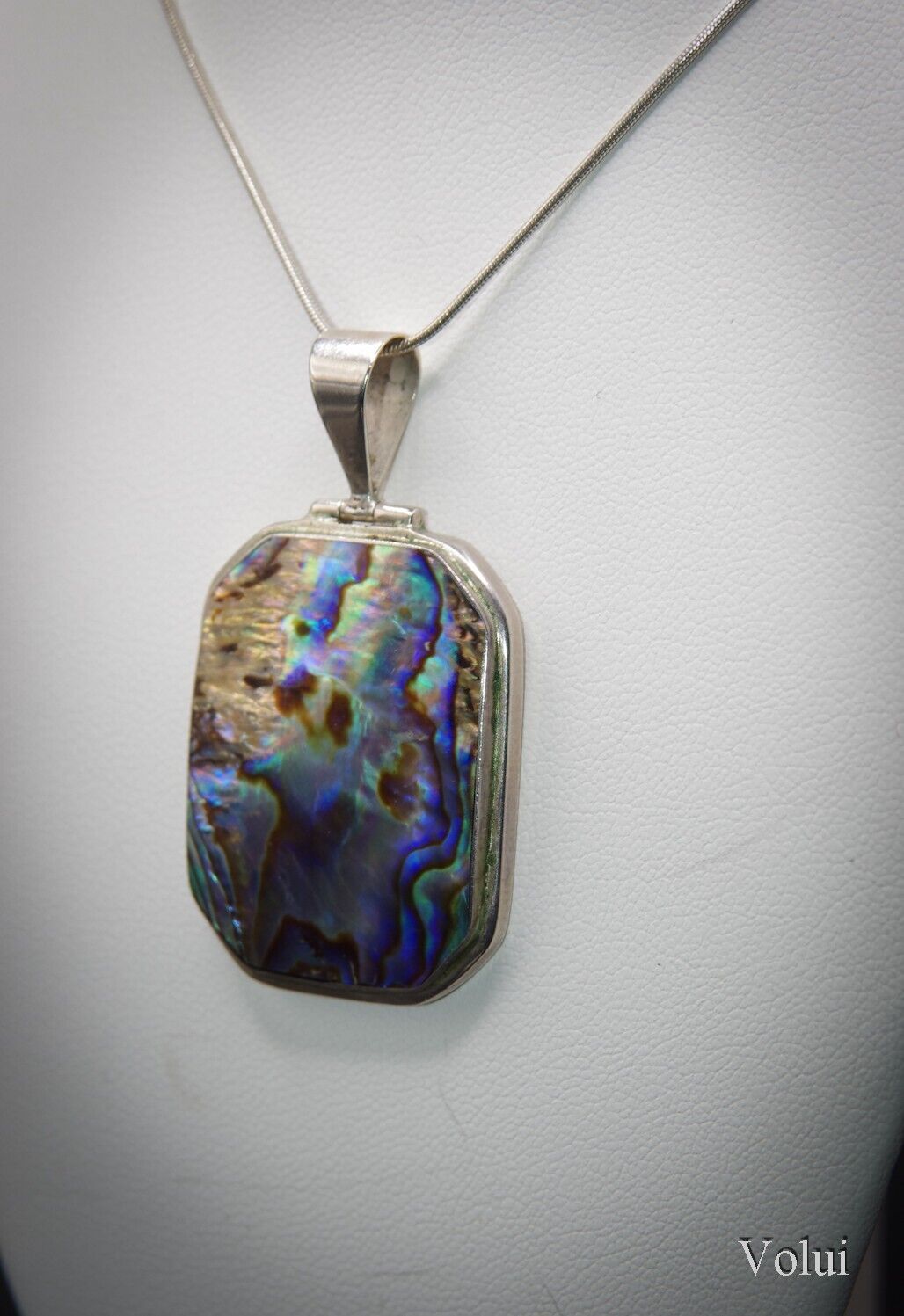 Eyecatching 925 Sterling Silver Mounted Paua Shell Pendant and Chain