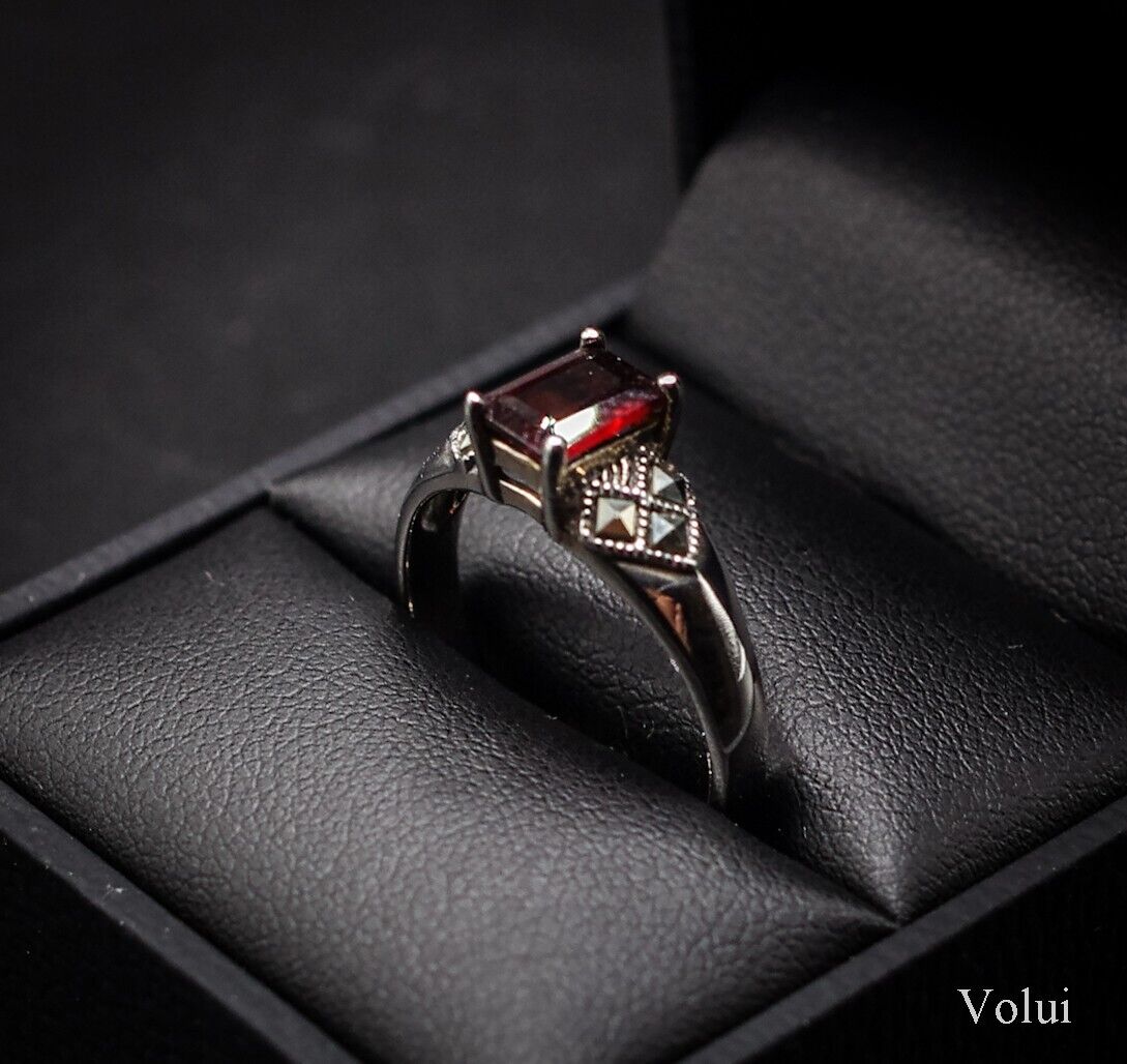 Beautiful Silver Ring With Red Stone and Attractive Shoulder Size R Pre-Owned