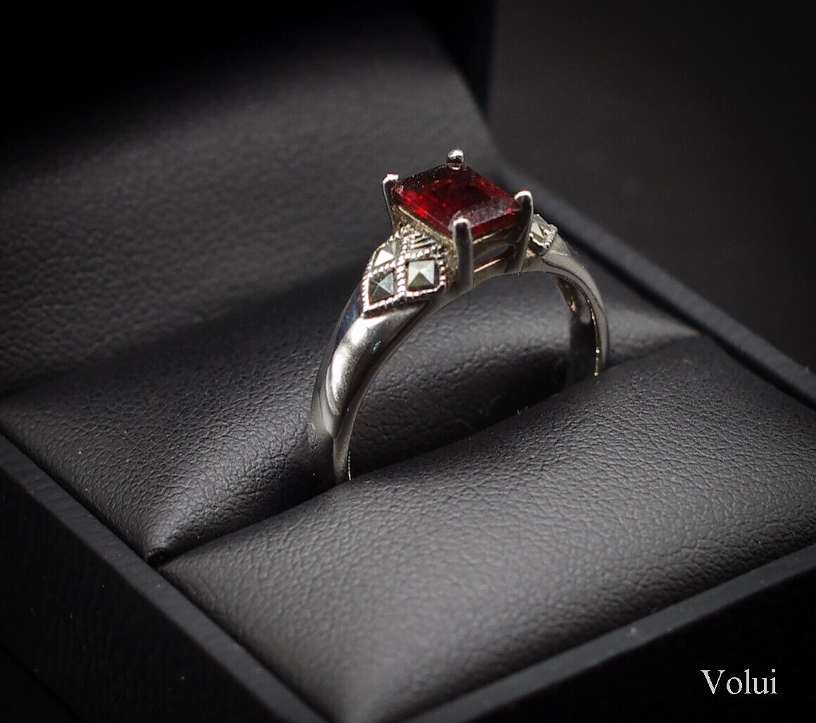 Beautiful Silver Ring With Red Stone and Attractive Shoulder Size R Pre-Owned