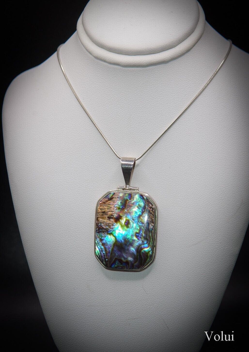 Eyecatching 925 Sterling Silver Mounted Paua Shell Pendant and Chain