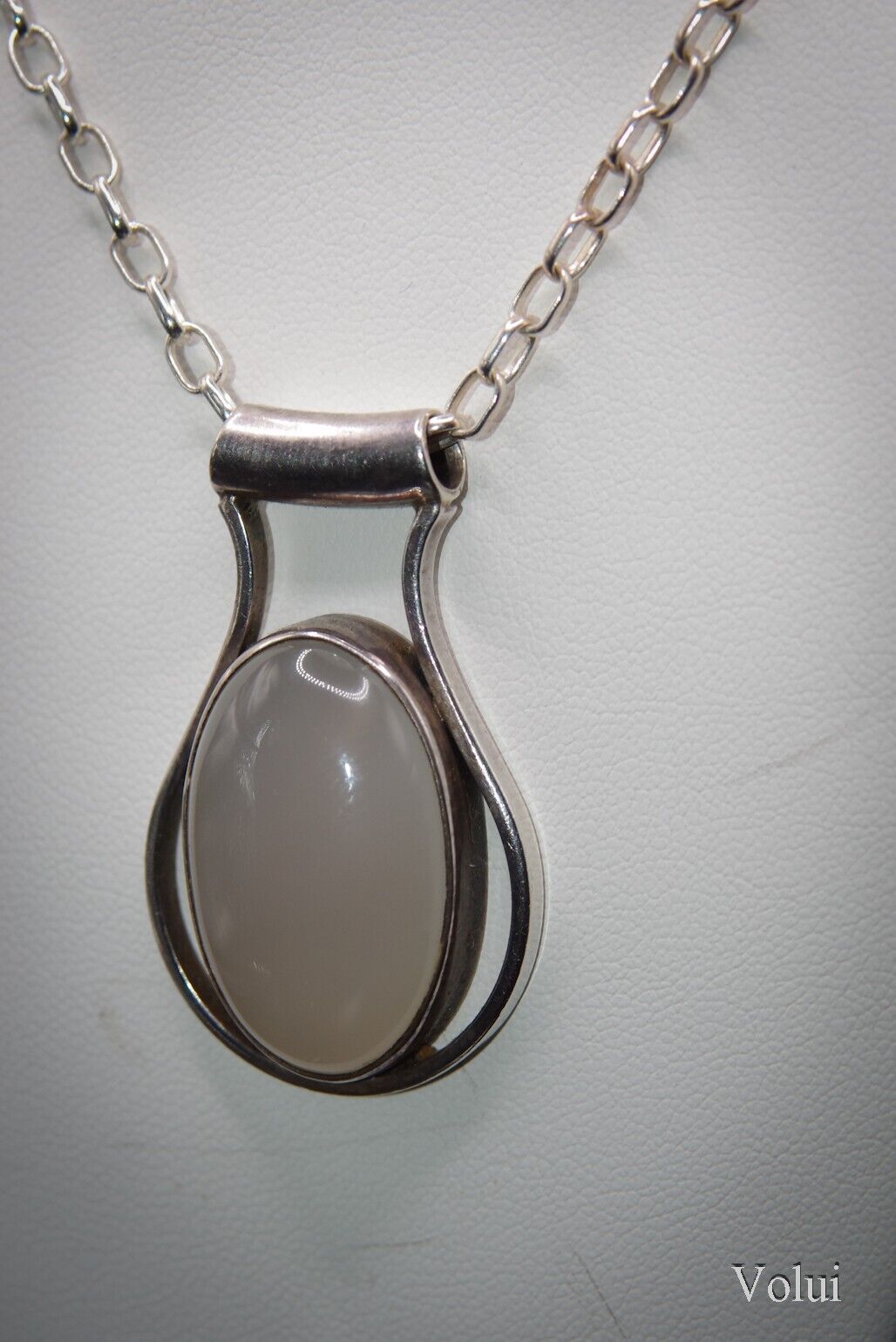 Beautiful and Eyecatching 925 Sterling Silver Mounted Pendant and Chain