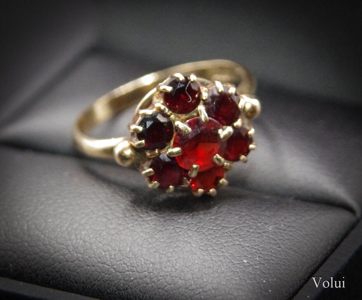 Beautiful 9ct Gold and Garnet Cluster Ring Size M 1/2 Pre-Owned Jewellery