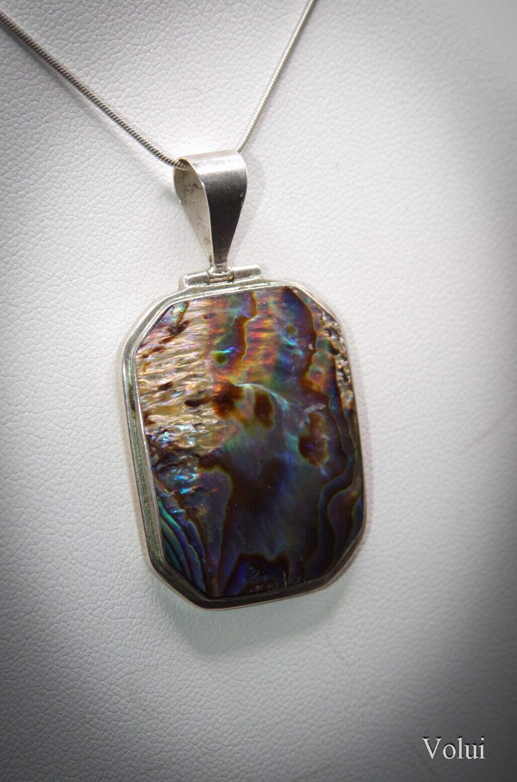 Eyecatching 925 Sterling Silver Mounted Paua Shell Pendant and Chain