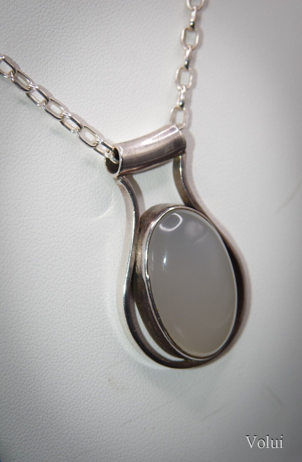 Beautiful and Eyecatching 925 Sterling Silver Mounted Pendant and Chain