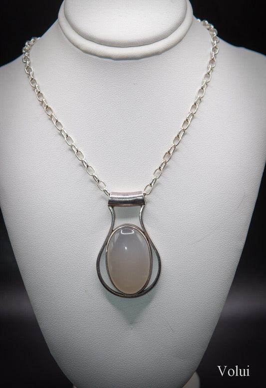 Beautiful and Eyecatching 925 Sterling Silver Mounted Pendant and Chain